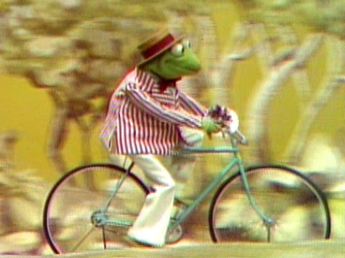 Kermit_bicycle_a_courtin.jpg